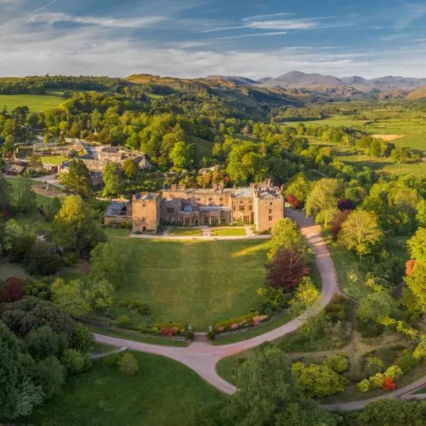 레이븐글래스에 위치한 호텔 Muncaster Castle Coachman's Quarters