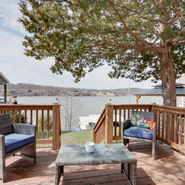 Cozy Camdenton Cottage with Deck and Boat Dock Access!, hotel in Camdenton
