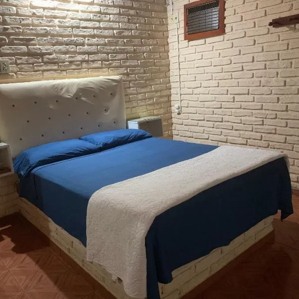 Habitaciones amplias con baño y garage privado Motel Coloso, hotel a Salto