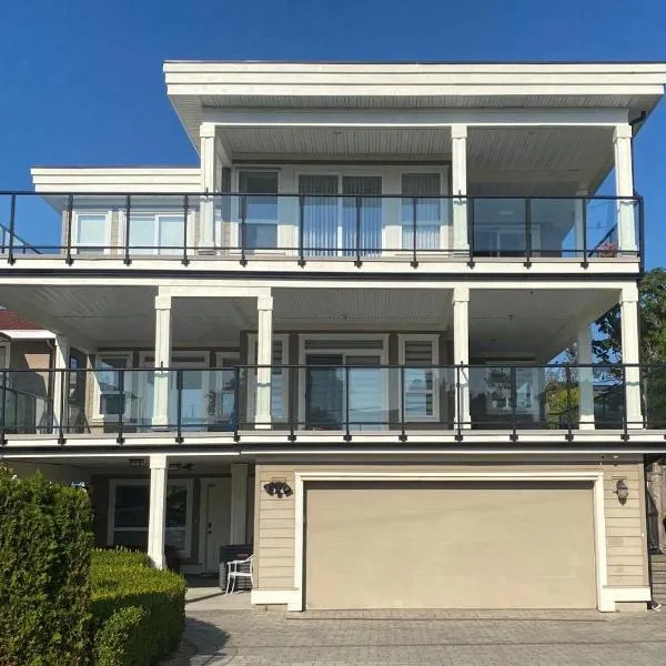 New two-bedroom legal suite with parking, hotelli kohteessa White Rock