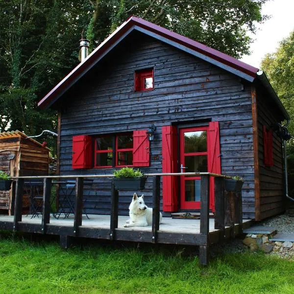 Chalet cosy en lisière de forêt, hotel in Paule