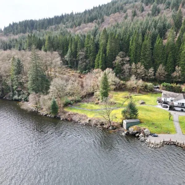 WATERSIDE 3 BED COTTAGE, HOT TUB, SAUNA, PVT BEACH, hotel v destinaci Arrochar
