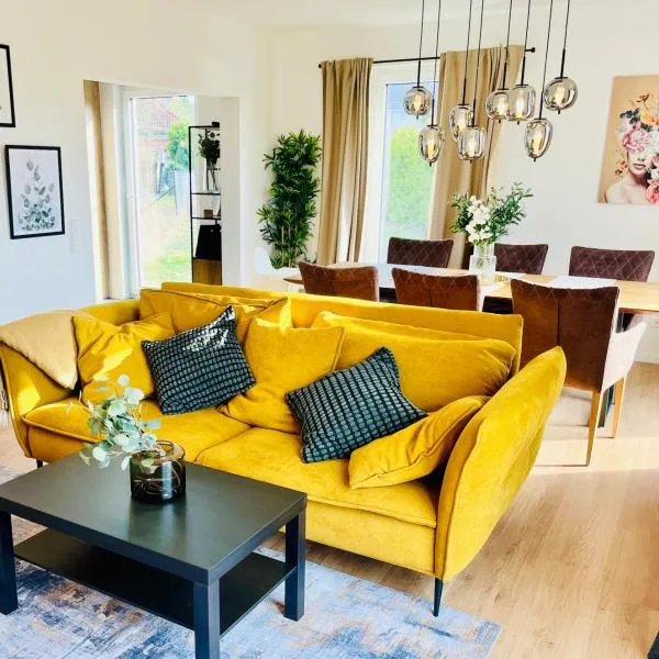 Wasserspaß pur - Luxus Ferienhaus bei Berlin, direkt am Wasser, inkl SUPs und Schlauchboot!, hotel in Oranienburg