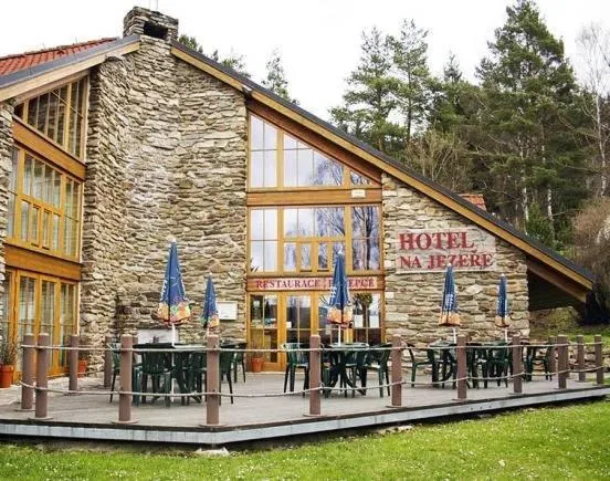 Hotel na Jezeře, hotel in Želnava