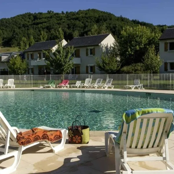 Piscine, vacances et nature - Séjour classé, hotel v destinaci Saint-Geniez-dʼOlt