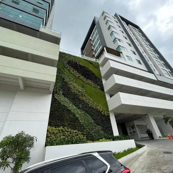 New luxury apartment with king - size bed Ceibos, hotel in Guayaquil