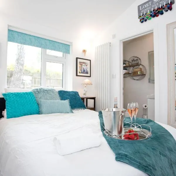 The Bearded Goat Den - A rural retreat at this modern holiday cottage, hotel in Saint Leonards