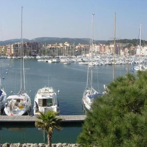 Gruissan (Aude) Appartement calme, vue sur port de plaisance -Clim, Empl.Parking, hotel in Gruissan