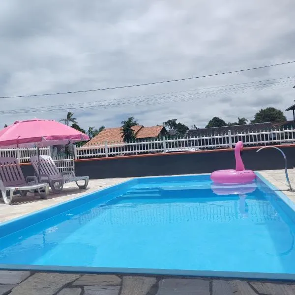 Apto com piscina 3 quartos 500m do mar praia Ubatuba, hotel in São Francisco do Sul