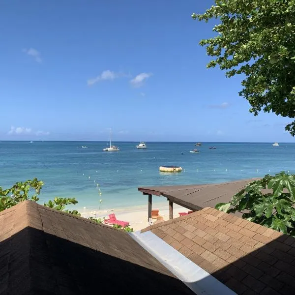 King Suite at Oceanview Resort in Jamaica - Enjoy 7 miles of White Sand Beach!, hotel v Negrilu
