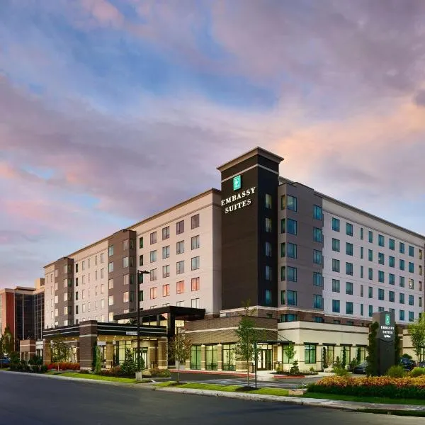 Embassy Suites By Hilton Atlanta Airport North, hotel in Atlanta