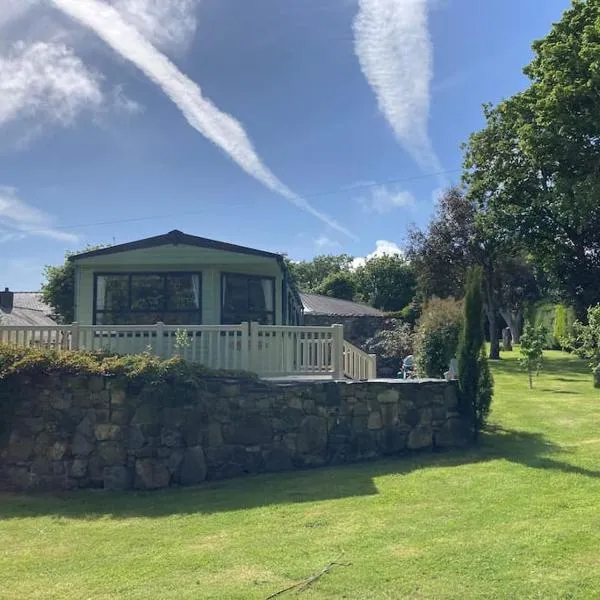 2 bedroom chalet in Chwilog on the Llyn Peninsula, hotel v destinaci Pwllheli