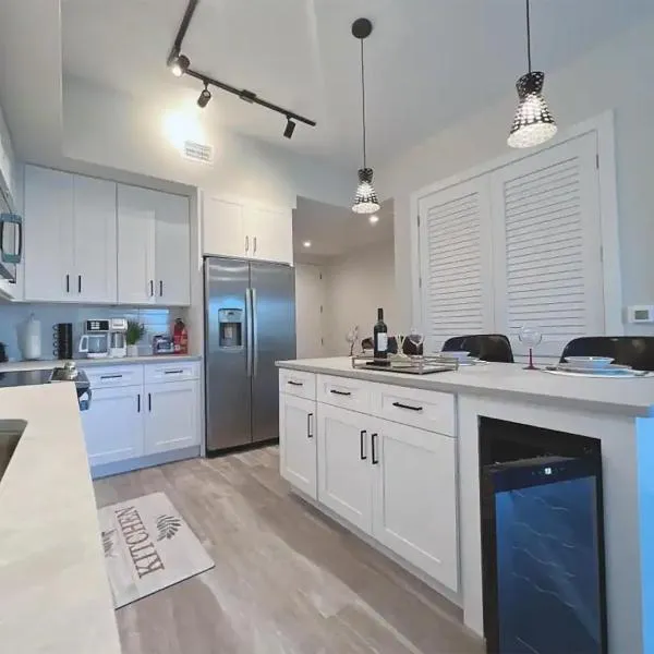 Lux property great for 1 to 8 Guests-family trip ,5Beds 2Rooms Staycation with Gym and EV, proximity to Downtown and Beaches, hotel in West Palm Beach