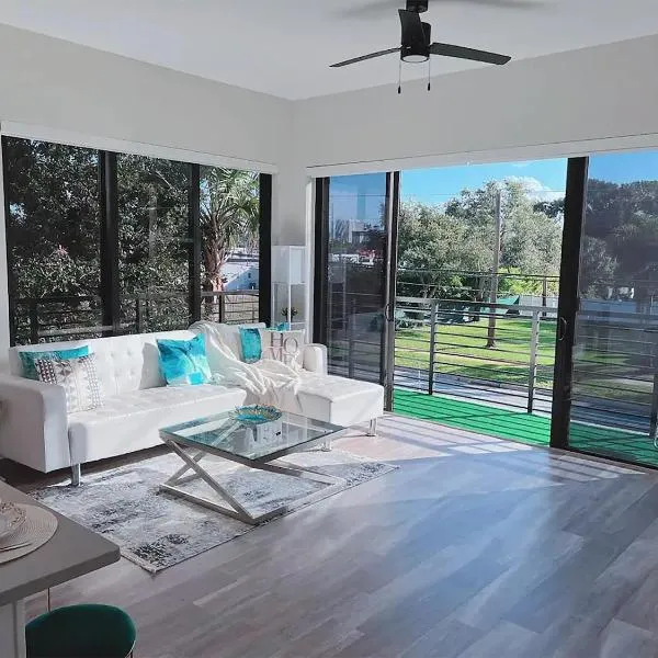 Lux place and cozy 3Beds 2Rooms enjoy life in WPB Gym, EV Station Nearby the downtown and beaches, hotel in West Palm Beach