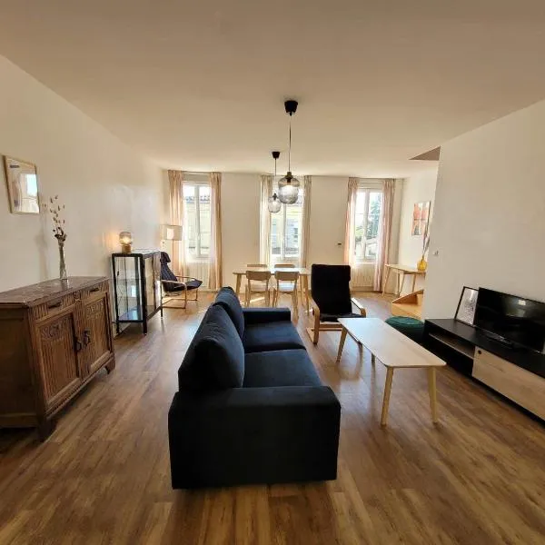 Duplex cosy & lumineux en plein centre bourg, hotel en Macau