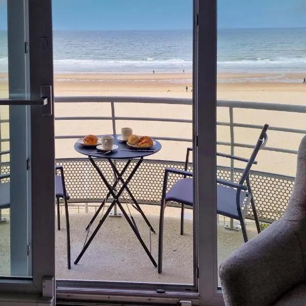 Beach Front Apartment In Oostende、オーステンデのホテル
