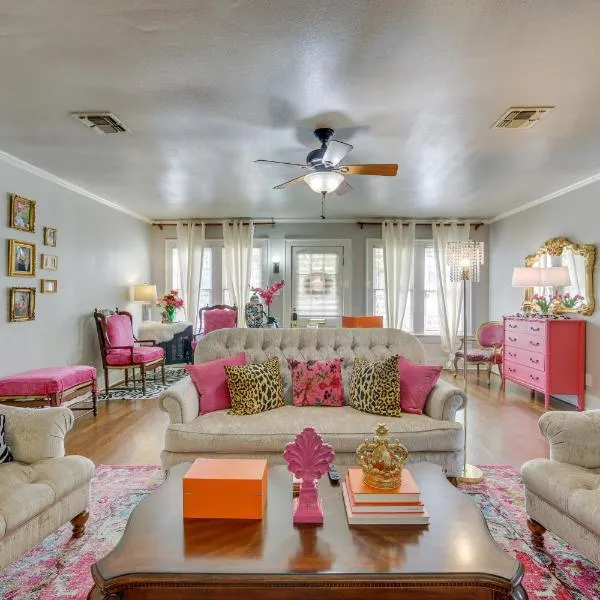 The Pink Azalea - Tyler Home with Yard and Patio!, hotel v destinaci Tyler