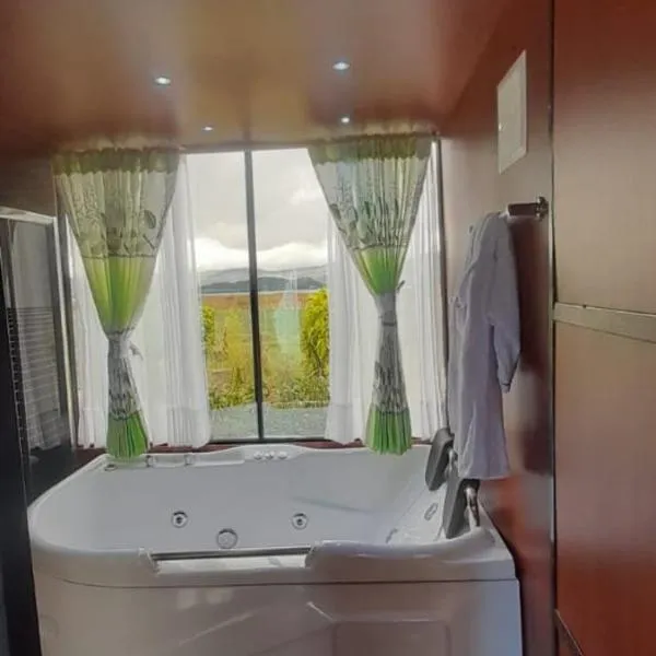 Glamping y Cabañas el Encanto los Lirios, hotel in Tota