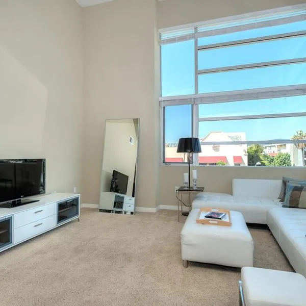 Awesome Top Floor 2-Bedroom with Balcony