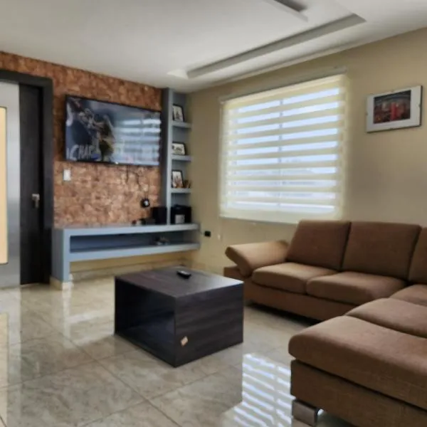 Departamento amplio 2 dormitorios, hotel in Cuenca