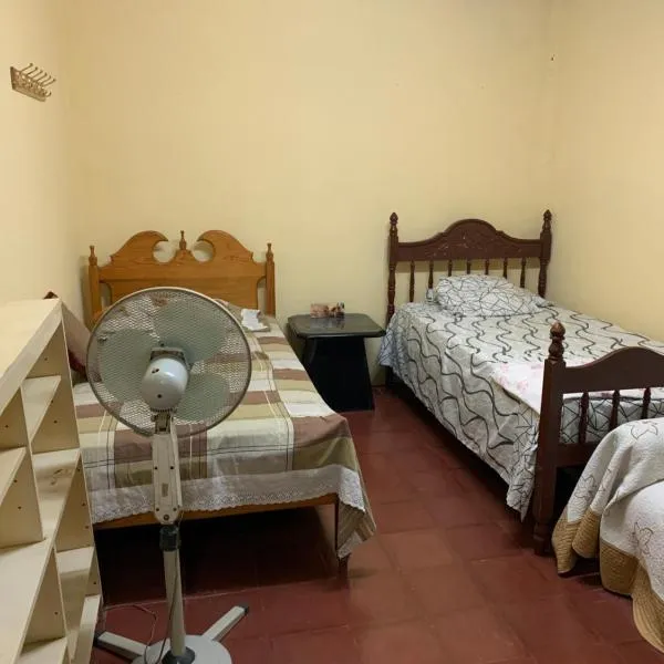 Casa Cisneros Bed & Breakfast, hotel in León
