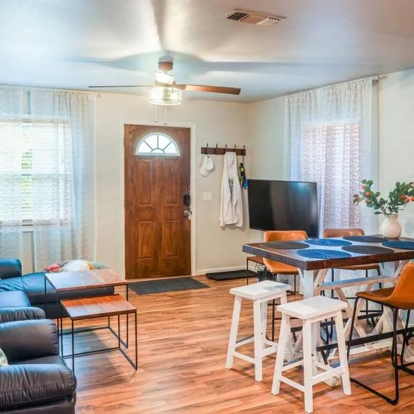 Vacation House, 2 Miles to Beach, Smart TVs, Grill, hotel in Navarre