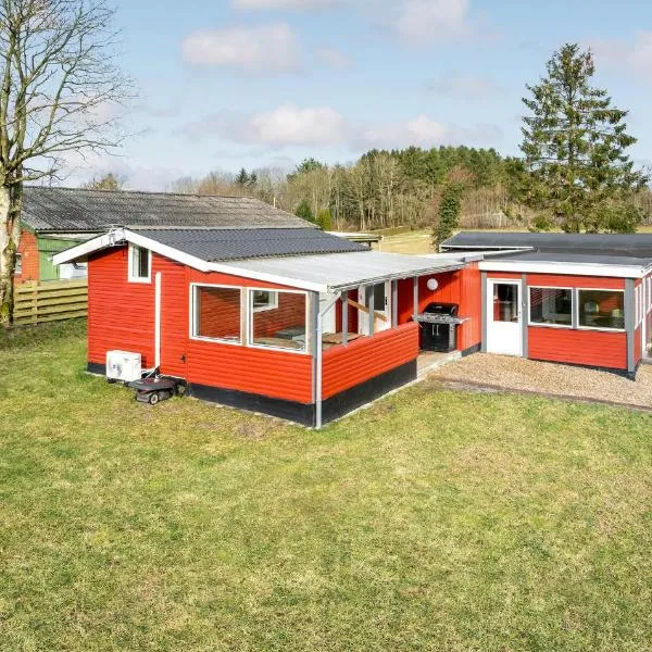 3 Bedroom Amazing Home In Give, hotel in Uve