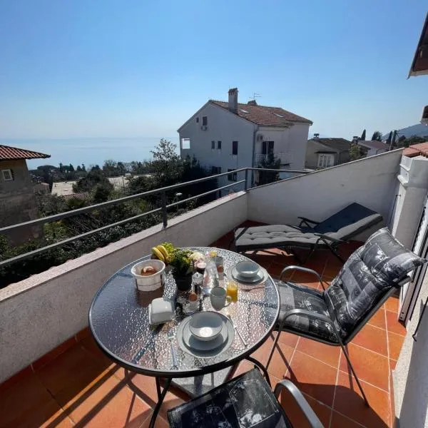 Apartment Lady Daniela mit Meerblick in Lovran, hotel v destinaci Lovran