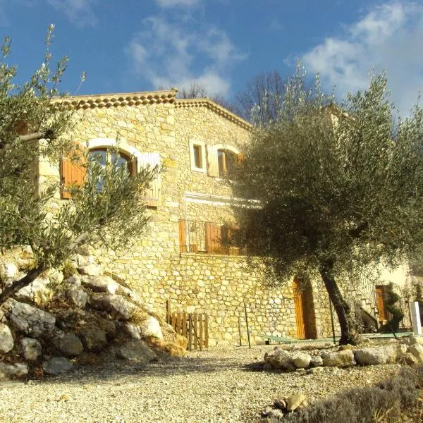 les chambres d'hôtes du mas face au ventoux، فندق في La Rochette-du-Buis