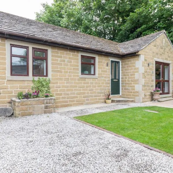 Large 2-Bedroom Bungalow near Airedale Hospital, Keighley, Convenient Location with Parking, Hotel in Steeton
