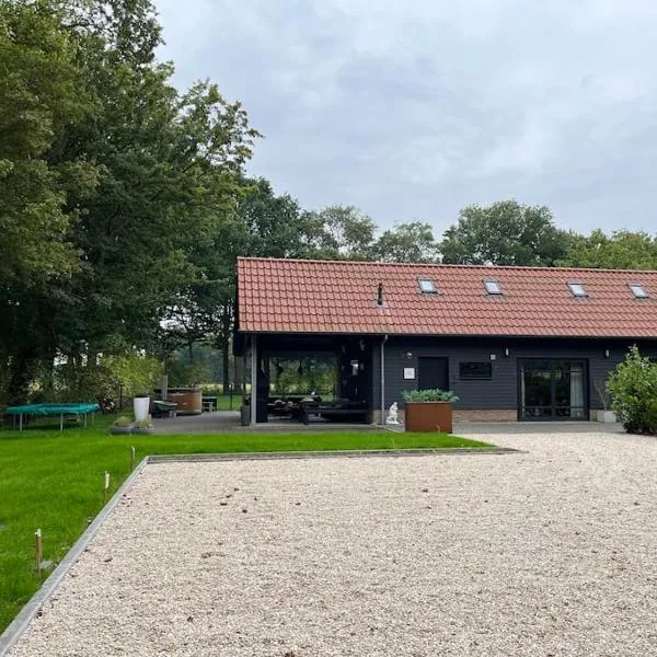 Landelijk gelegen vakantiehuis met hottub!, hotel in Tollebeek