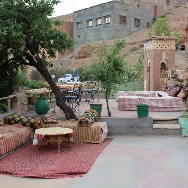 Riad Les 5 Lunes, hotell i Aït Idaïr