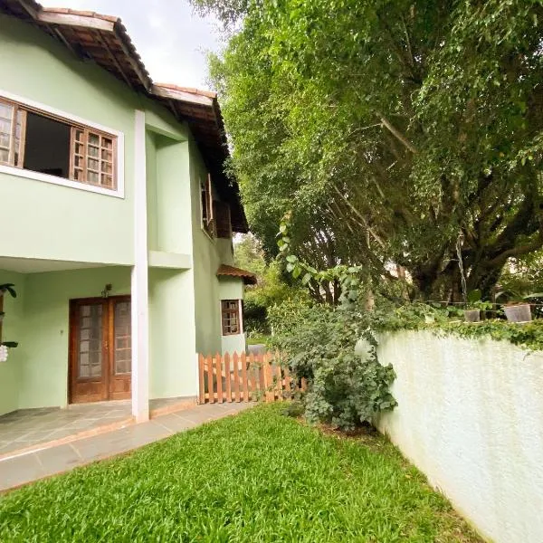 Casa confortável com churrasqueira na Granja Viana, hotel in Carapicuíba