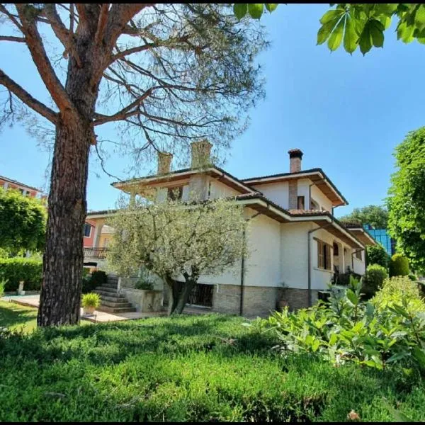 Affittacamere Villa Sofia con uso cucina e ampio giardino, hotel di Calcinelli