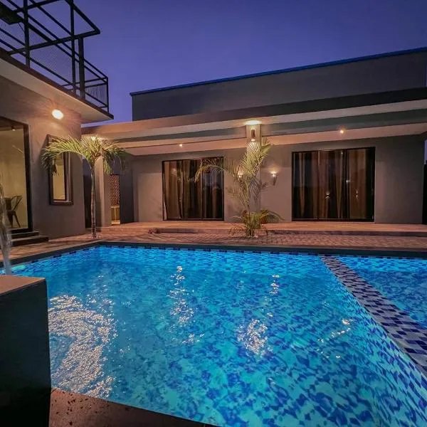 The Luxury Villa -Private Pool-, hotel in Pantai Cenang
