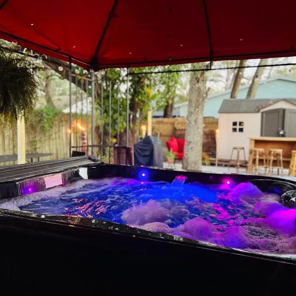 Tropical Casita in Tampa near airport and Raymond James stadium, hotel in Tampa