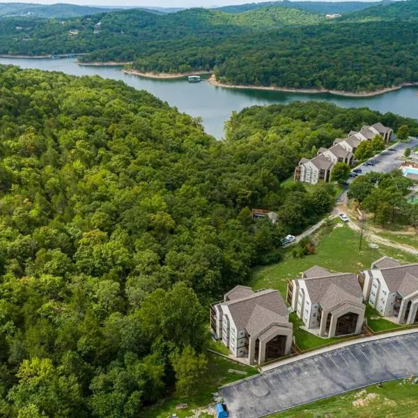 Cozy Lakeside Getaway - Outdoor Theater - Free Early Check-In- 4min to Silver Dollar City, viešbutis mieste Bransonas