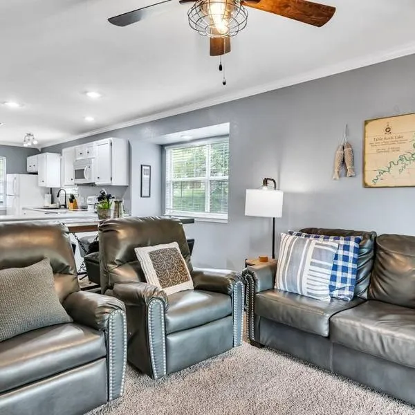Lakeside Condo with Outdoor Theater, 4min to Silver Dollar City, hotel v destinaci Branson