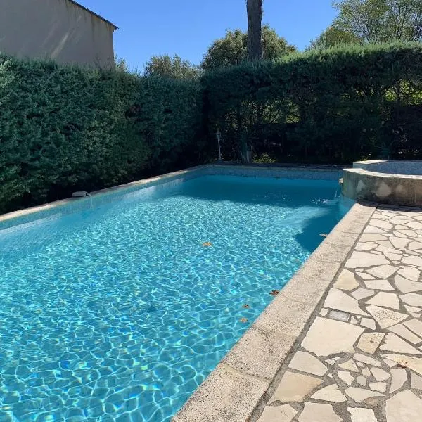 Villa avec piscine à Saint-Raphaël et vue sur la montagne, hotel v destinácii Saint-Raphaël