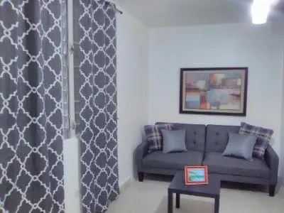 Hermoso Apartamento frente Aeropuerto de Isla Verde, hotel v destinaci Gurabo