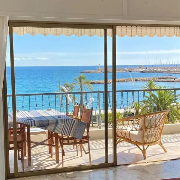 Le Garavan-vue mer-plage-clim-terrasse, hotel in Menton