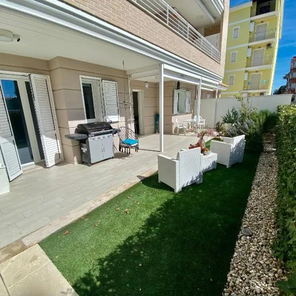 Appartamento al mare con giardino, spiaggia e piscina, מלון באלבה אדריאטיקה