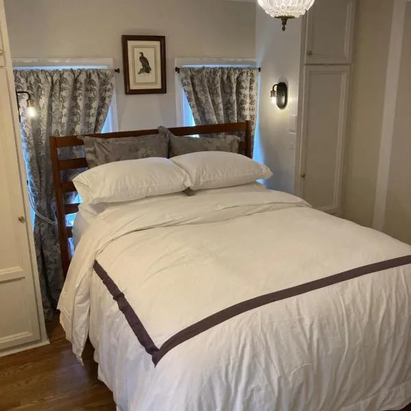 Pineapple House, Spacious 1st Floor Apartment! City Center! 96 Walk Score! FREE parking!, Hotel in Denver