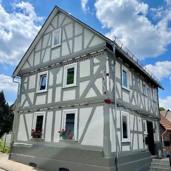 Rosehill Cottage 1699 - Stilvolles Hideaway, Berge & See, hotel in Eisemroth