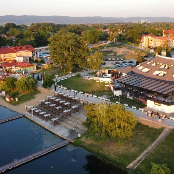 Prenoćište Srebrno Jezero, hotel u gradu 'Ostrovo'