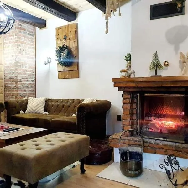 Čarovná chata pri potoku s krbom v interiéri, hotel v destinaci Lazy pod Makytou