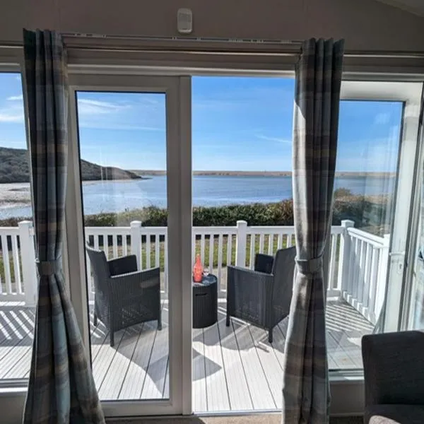 LOCATION LOCATION Beautiful Modern Frontline Caravan Haven Littlesea Weymouth, hotel v destinaci Weymouth