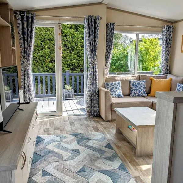 Modern 2 Bedroom Mobile home with parking on St Helens Coastal Resort Isle of Wight, hotel v destinaci Saint Helens