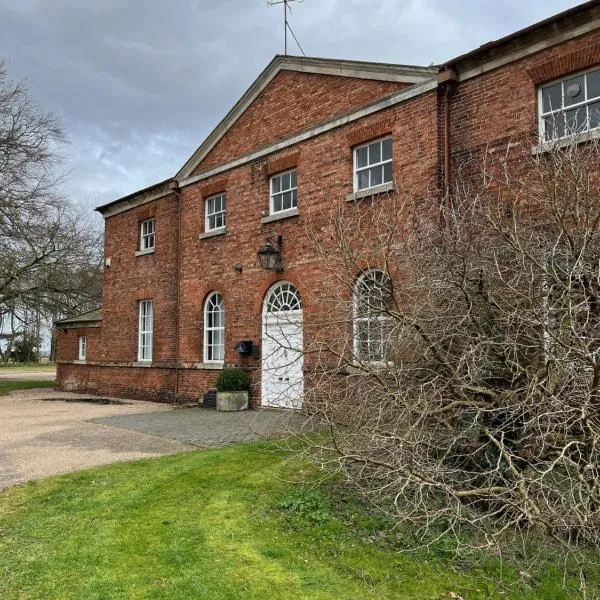 The Mulberry Apartment at Langford Hall、Carlton le Moorlandのホテル