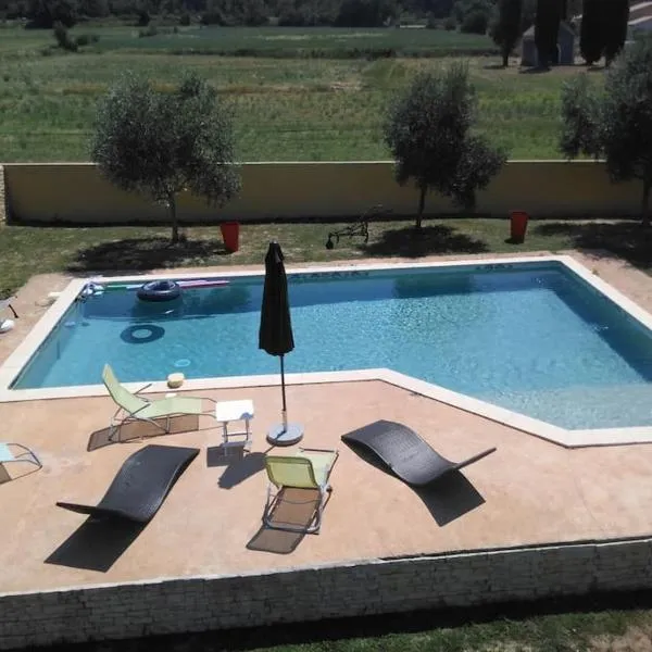 Loue Studio dans une villa avec piscine terrasse, hotell i Saint-Théodorit